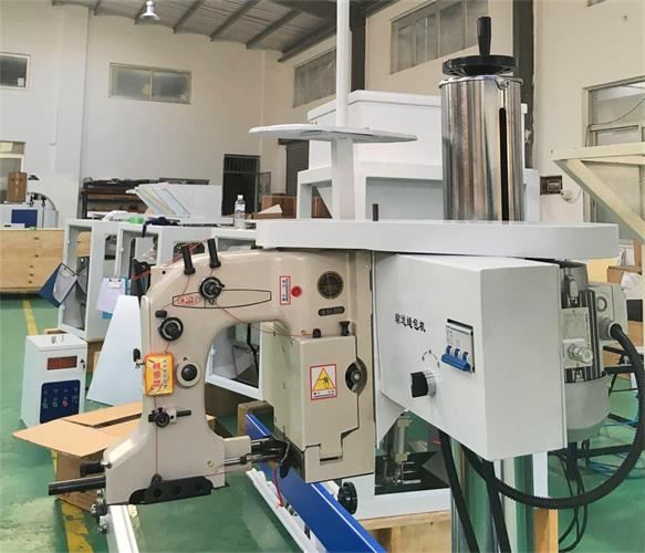 Packaging machine sewing machine